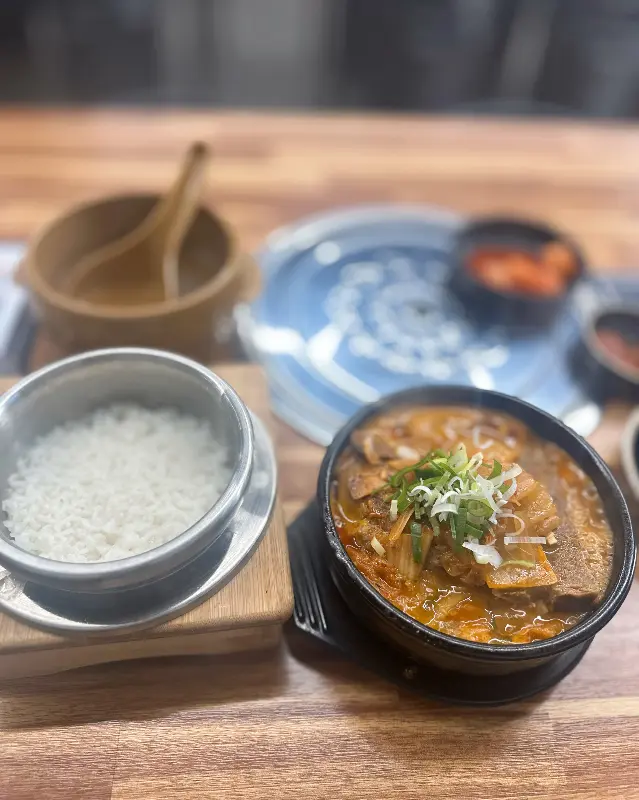 윤기가 흐르는 돌솥밥