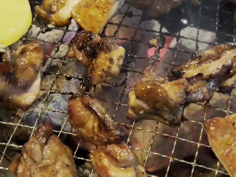 숯불 위에서 익어가는 닭갈비