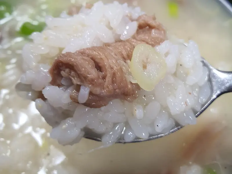 소머리국밥과 밥 한 숟가락