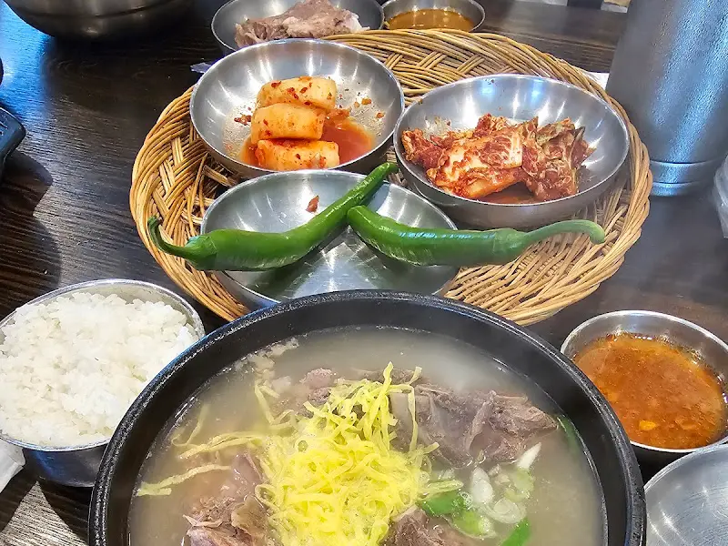 깔끔한 밑반찬 구성