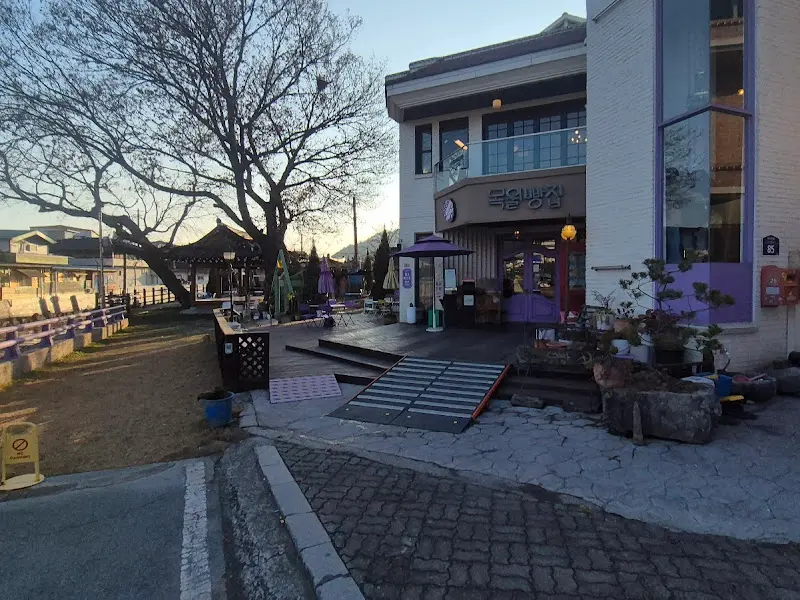 목월빵집 야외 테이블