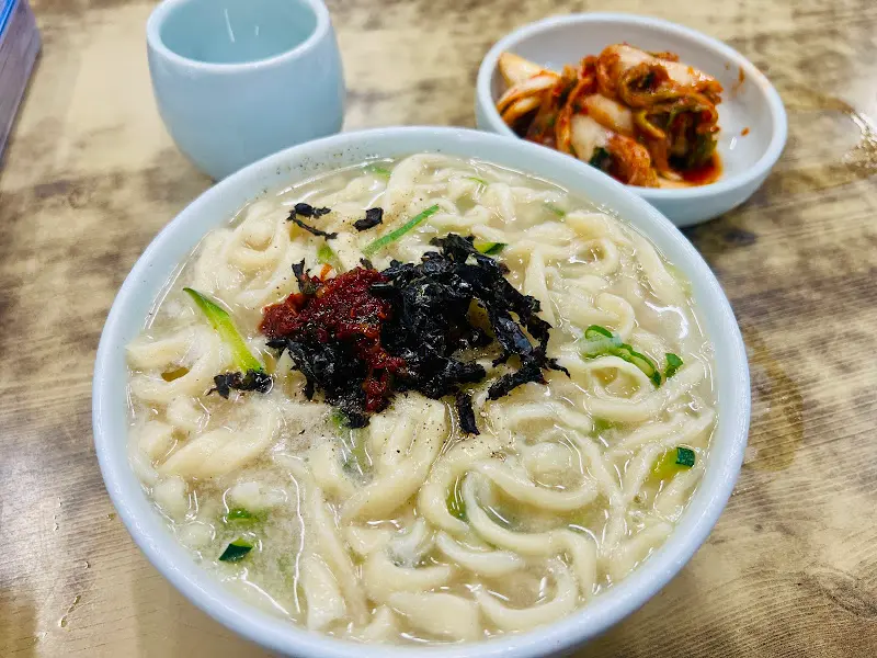 칼국수와 김치의 조화