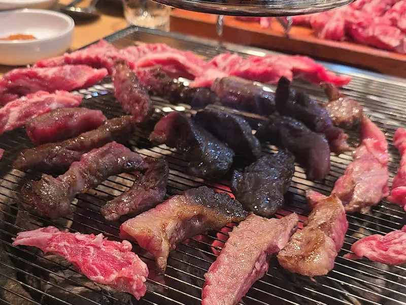 숯불 위에서 익어가는 다양한 부위의 고기