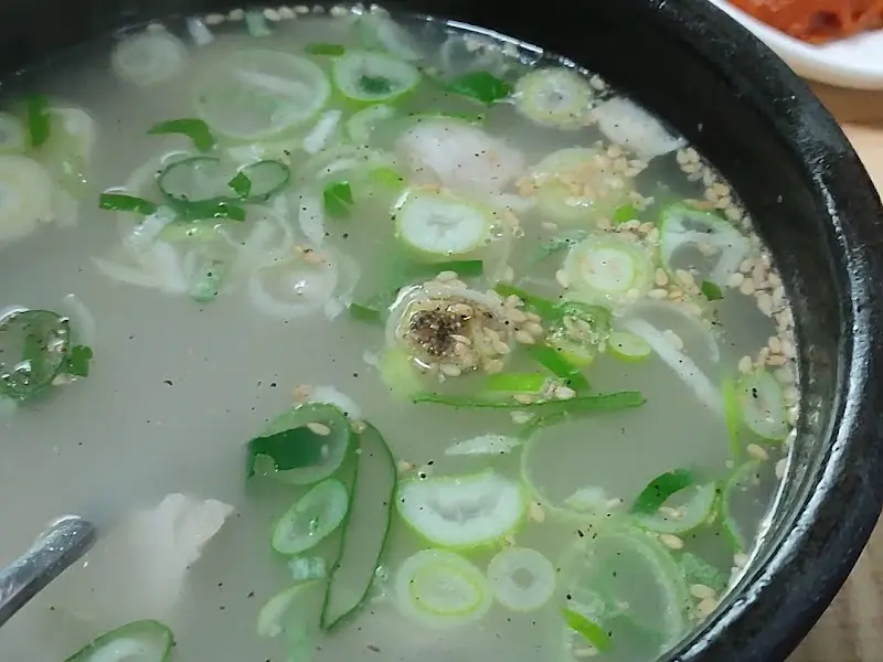 맑고 깨끗한 국물의 따로국밥