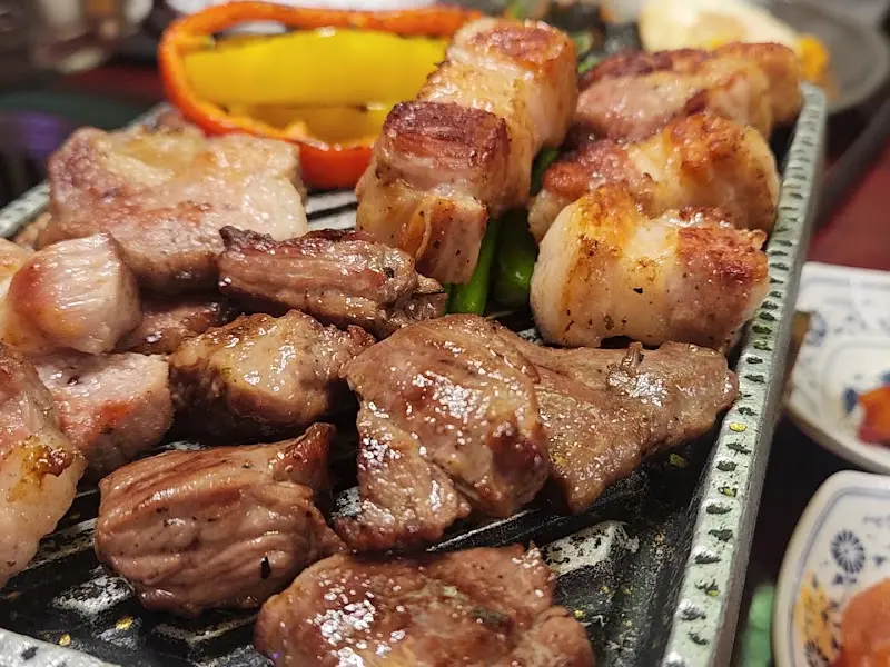 잘 구워진 듀록 삼겹살과 꽃목살