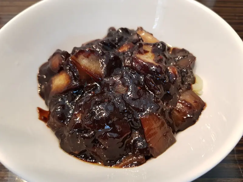 윤기 자르르 짜장면