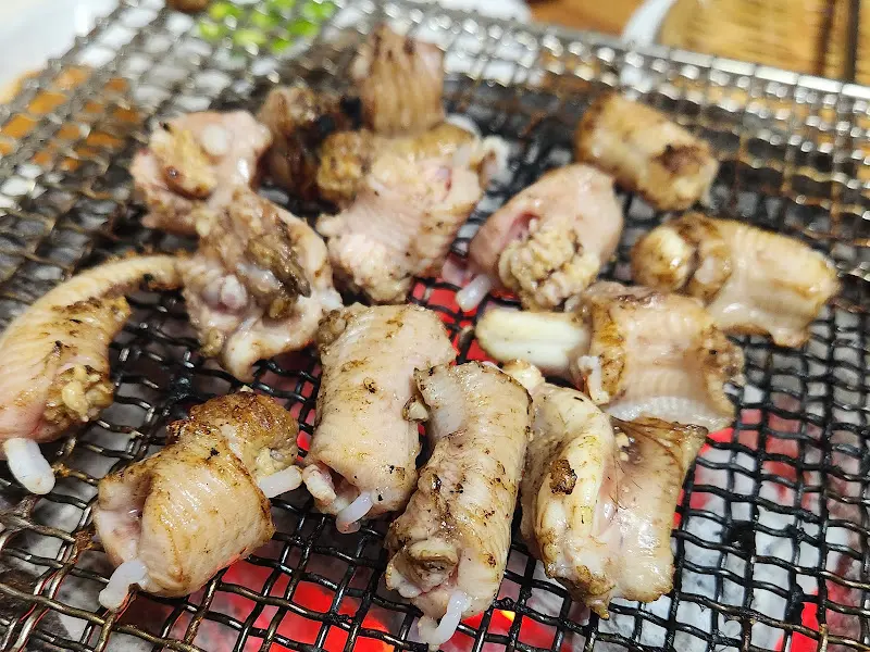 숯불 위에서 노릇하게 익은 꼼장어