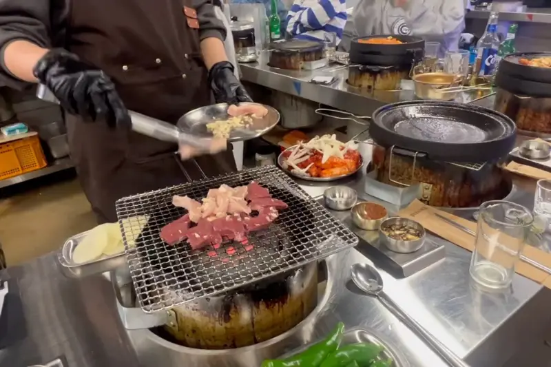 연탄불 위에서 익어가는 곱창