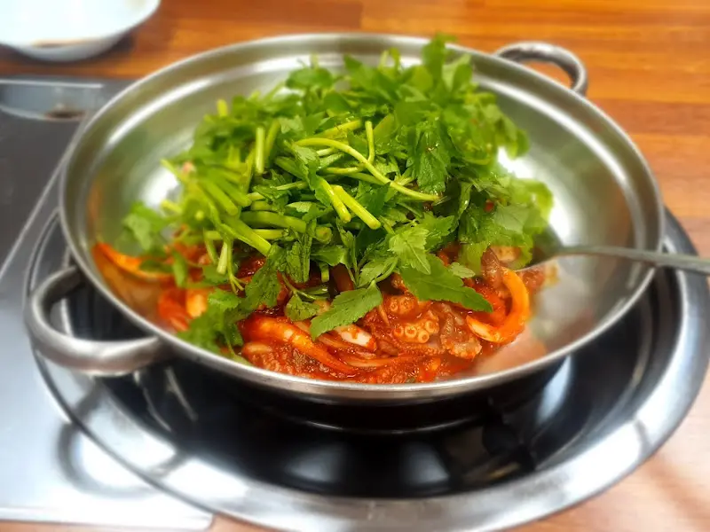 미나리가 듬뿍 올려진 쭈꾸미 볶음