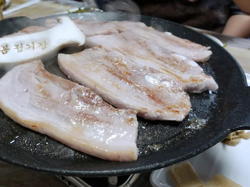 구워지고 있는 삼겹살