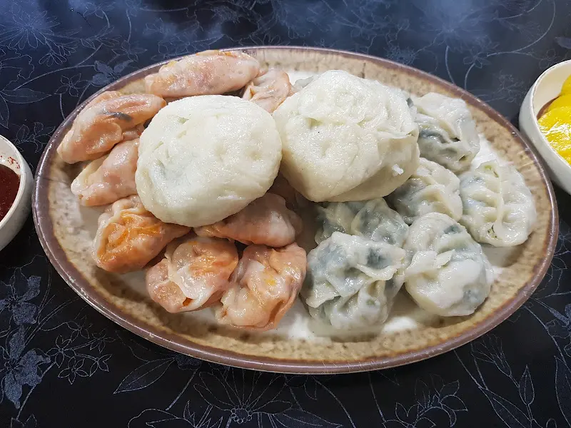 다양한 만두가 담긴 접시