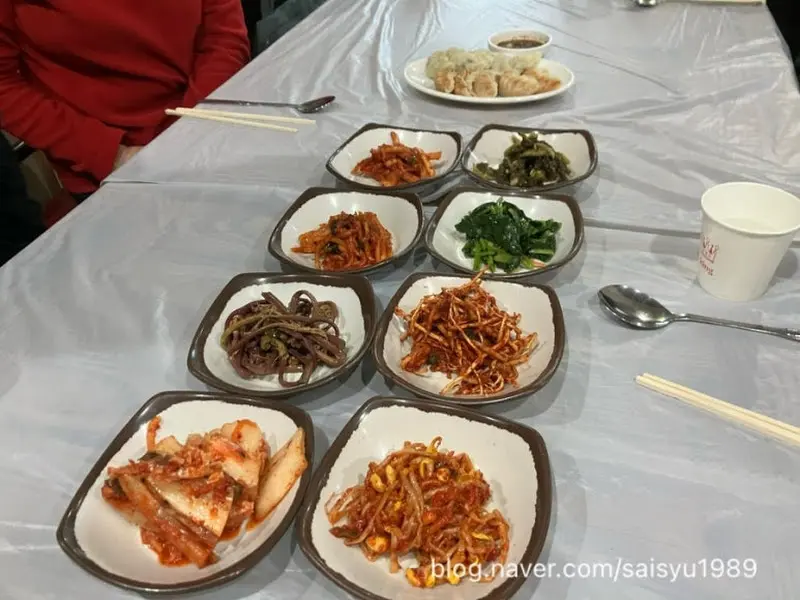 푸짐하게 차려진 밑반찬