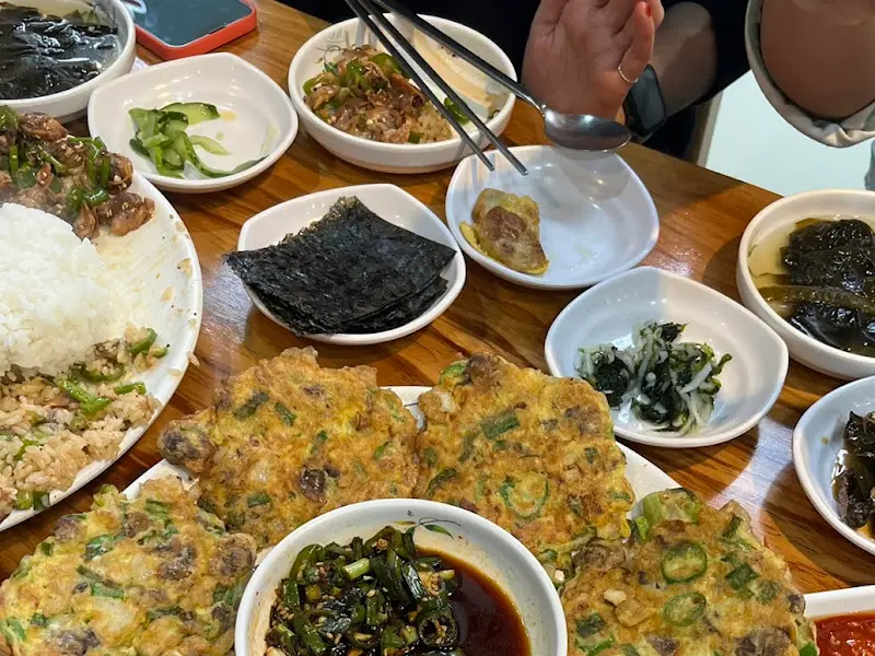 김에 싸 먹는 꼬막비빔밥