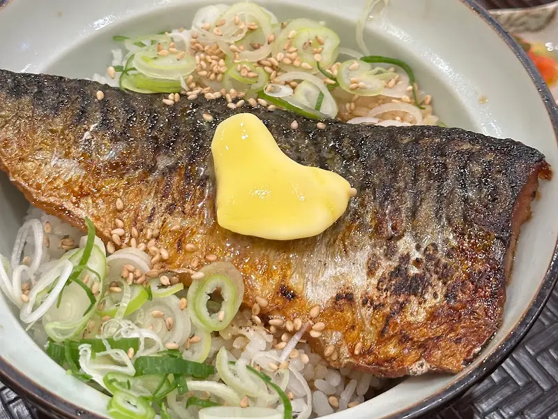 고소한 풍미가 가득한 고등어 덮밥