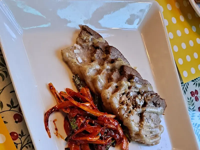 윤기가 흐르는 보쌈과 매콤한 무침