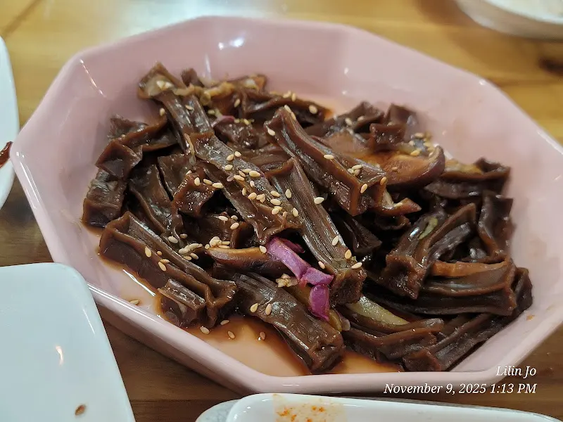 분홍색 접시에 담긴 도토리묵 무침의 모습