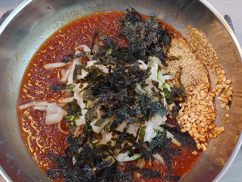 푸짐한 해산물과 야채가 조화로운 물회