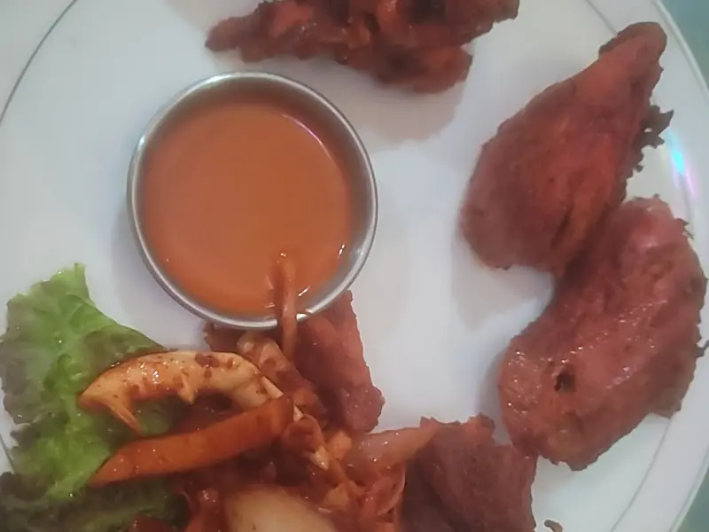 붉은 빛깔의 탄두리 치킨