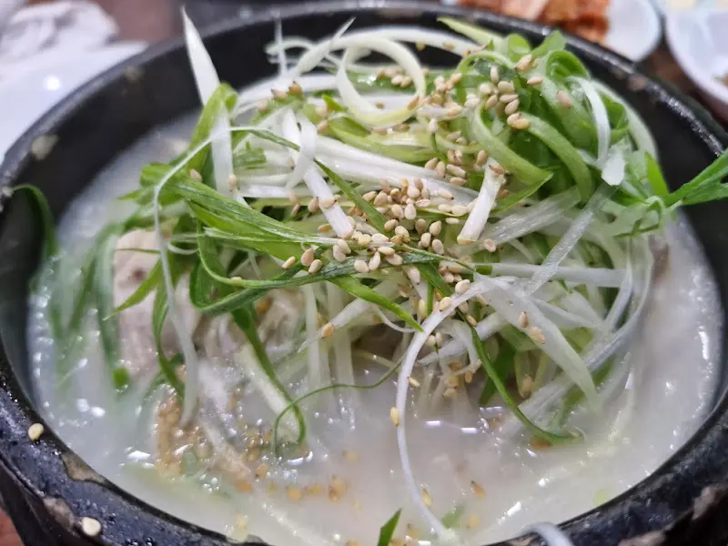 파채가 듬뿍 올려진 동래삼계탕