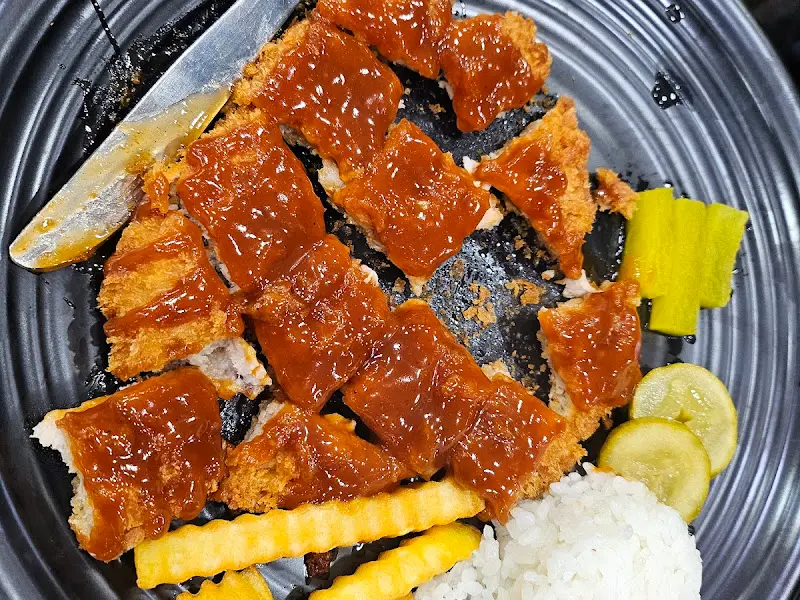 바삭하게 튀겨진 돈가스