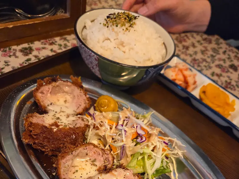 겉바속촉의 정석, 멘치치즈카츠 정식