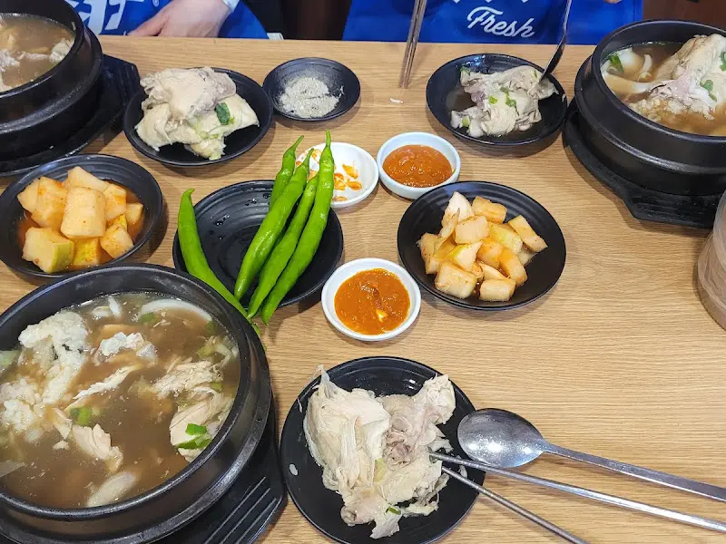 푸짐하게 차려진 반찬들