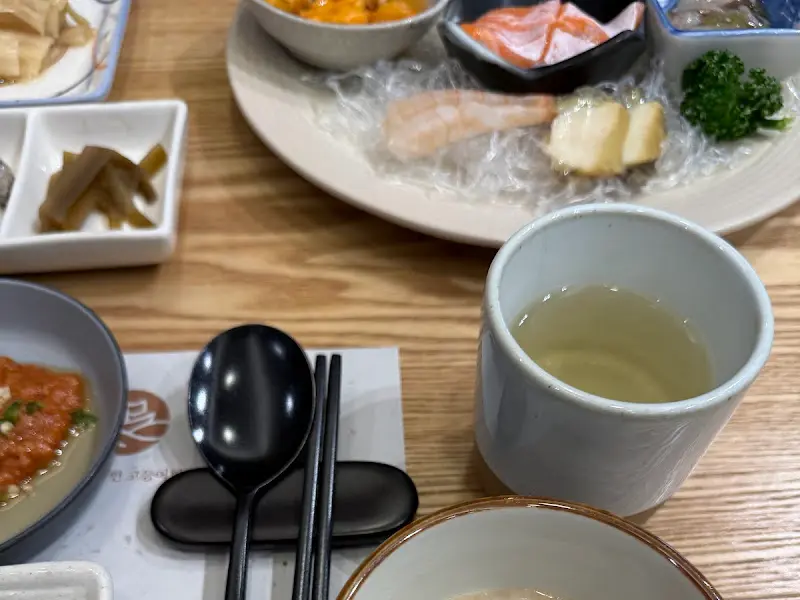 정갈하게 담긴 곁들임 요리