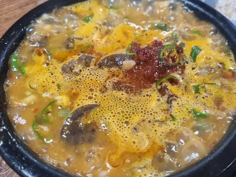 보글보글 끓고 있는 순대국밥