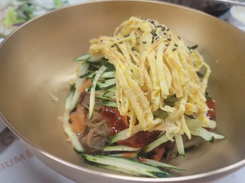 놋그릇에 담긴 육회 비빔면