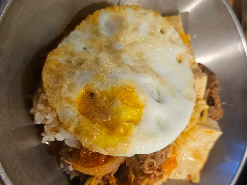 계란후라이가 올라간 밥