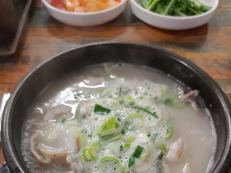 뽀얀 국물에 담긴 순대와 내장이 신선해 보인다.