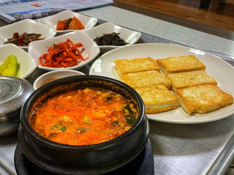 두부구이, 청국장순두부와 함께 차려진 다양한 반찬들