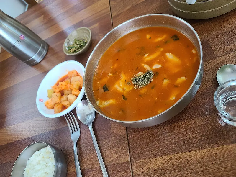 매운수제비 한 상 차림