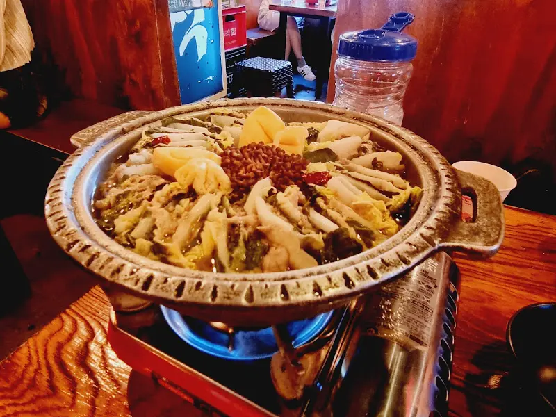 테이블 위에서 끓고 있는 밀푀유나베