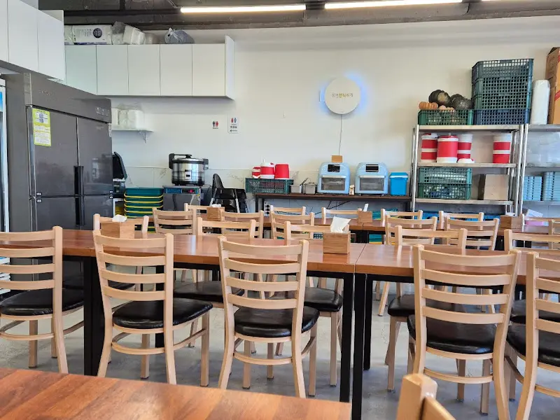 깔끔한 식당 내부