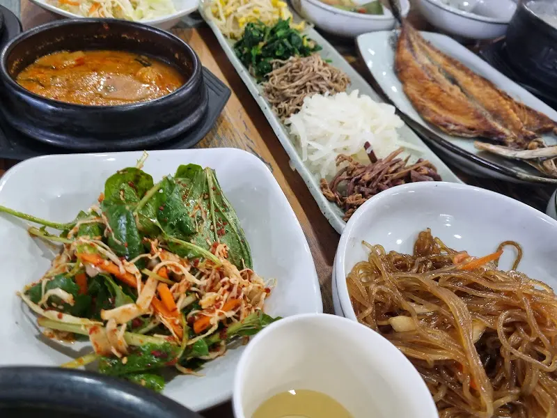 푸짐하게 차려진 보리밥 정식 한 상