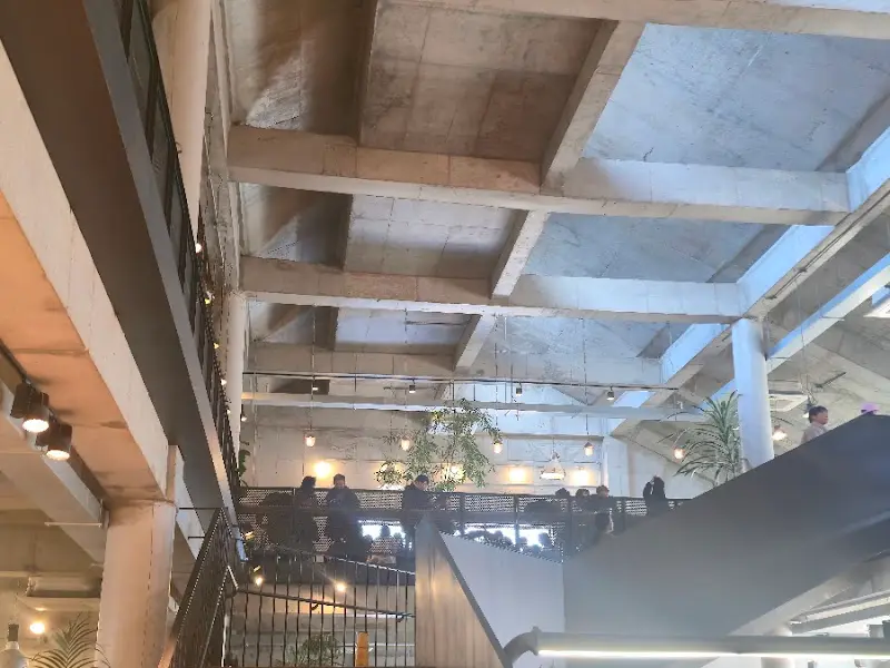 카페 내부의 웅장한 모습