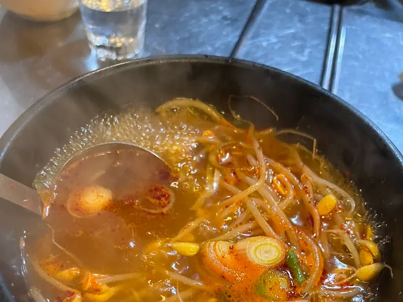 보글보글 끓는 선지국의 모습