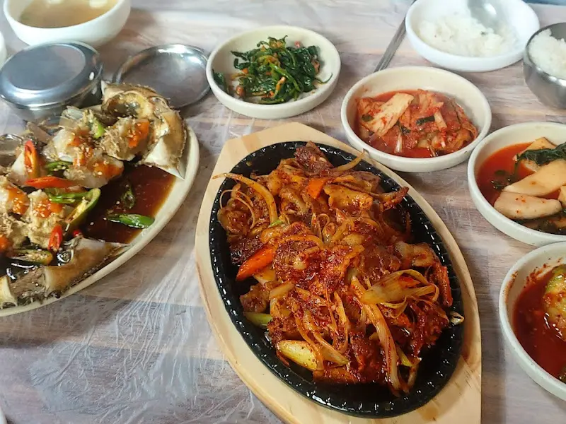 푸짐하게 차려진 삼겹살 한 상 차림