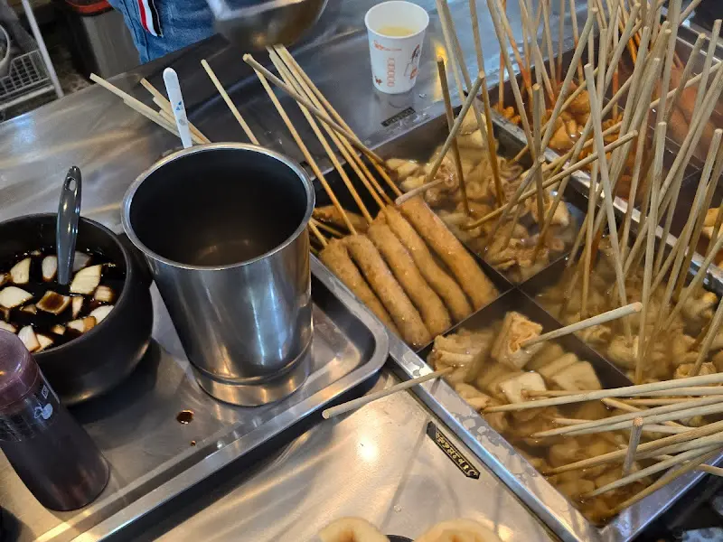 다양한 종류의 오뎅과 소스