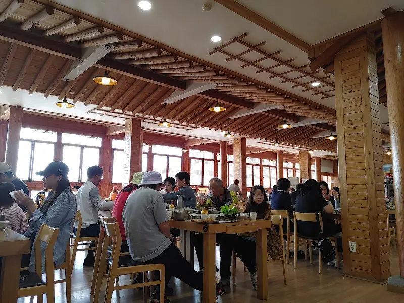 넓은 홀에서 식사하는 손님들