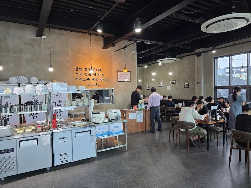 넓은 식당 내부와 손님들