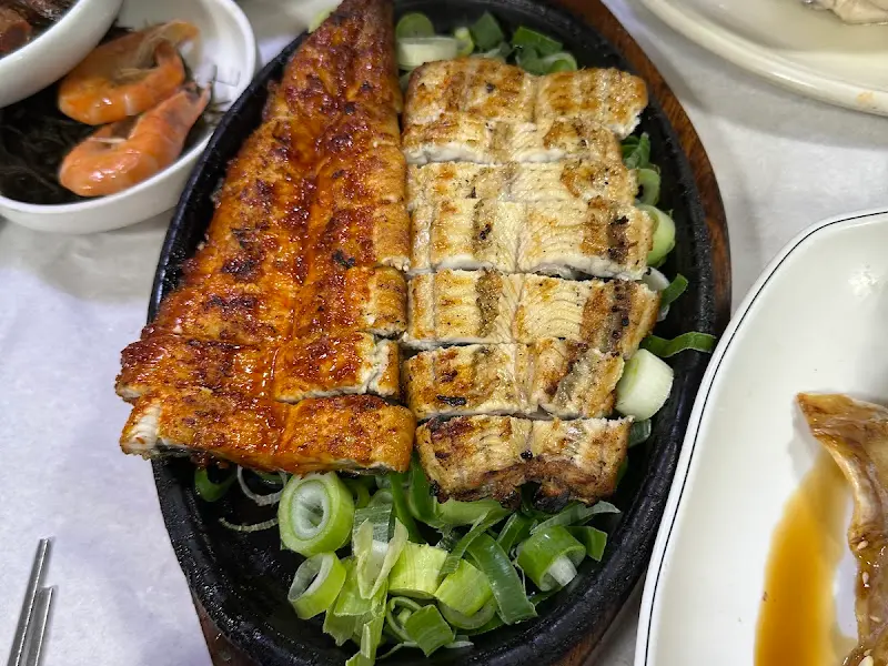 윤기가 흐르는 장어구이