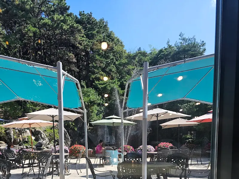 야외 테이블과 파라솔