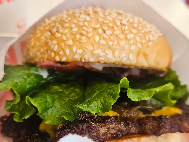 종이 포장지에 담겨 나온 더블 클래식 치즈 버거