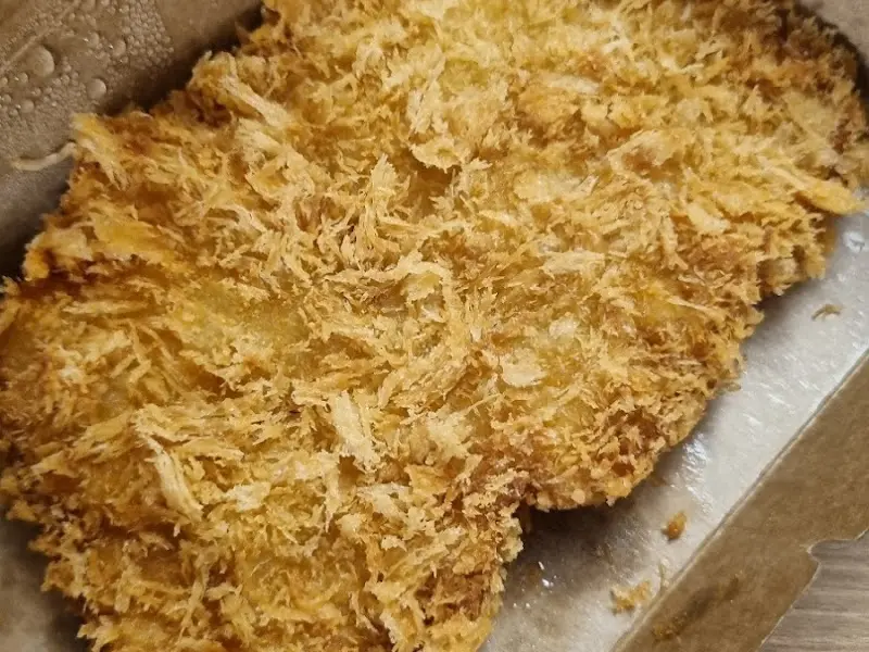 바삭한 튀김옷이 인상적인 돈까스