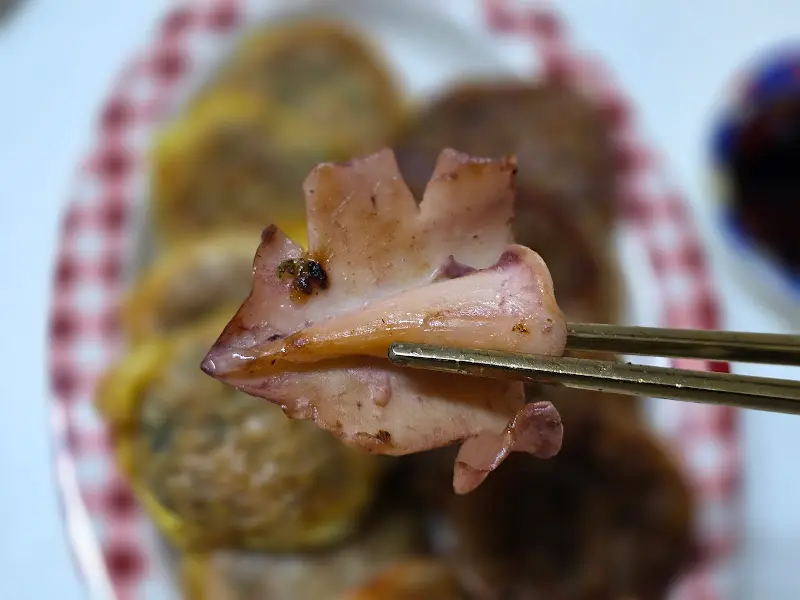 젓가락으로 집은 오징어순대 튀김