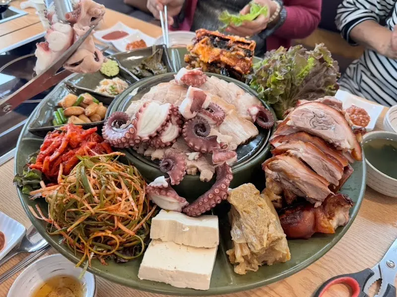 한 상 가득 차려진 족발과 가지튀김