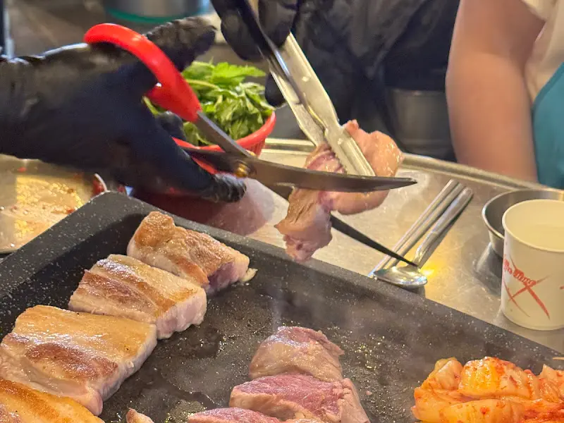 직원분이 고기를 잘라주는 모습