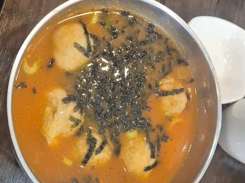 매콤한 국물이 인상적인 고추만두국